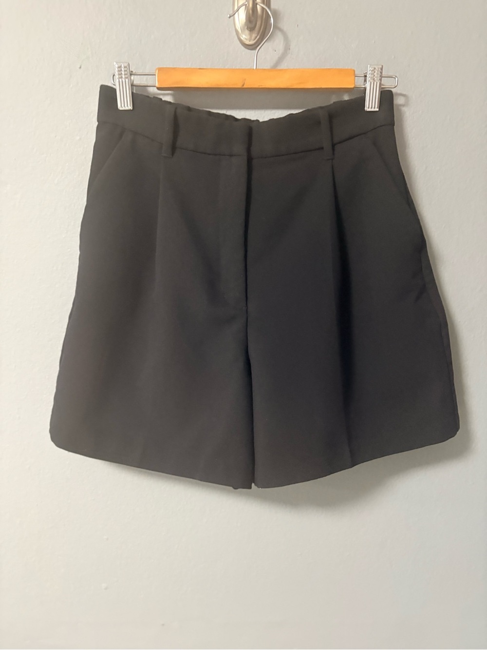 Abercrombie & Fitch Black Tailored Bermuda Shorts. Size Small